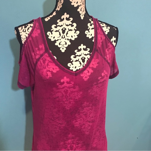 FREE Maurices Fuchsia Off Shoulder Short Sleeve T-Shirt GUC Burnout Small Basic - Picture 2 of 12